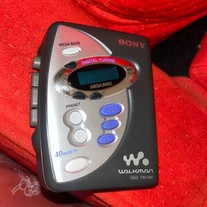 SONY WM-FX241 Walkman FM/AM Radio Cassette player,great condition! no headset :(